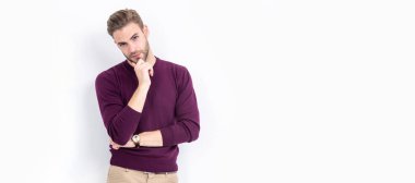 Moda mankeni, gündelik erkek pozu beyaz ve modacının izole edilmiş traşsız sakallarına dokunur. İnsan yüzü portresi, kopyalama alanı olan pankart