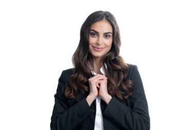 Oldukça romantik genç bir kadın, sevgi ve şefkat göstererek sevgi dolu, şefkatli bir gülümsemeyle sevgi dolu bir jest yapıyor. Kızların aşkı. Kalp işareti olan güzel bir kadın.