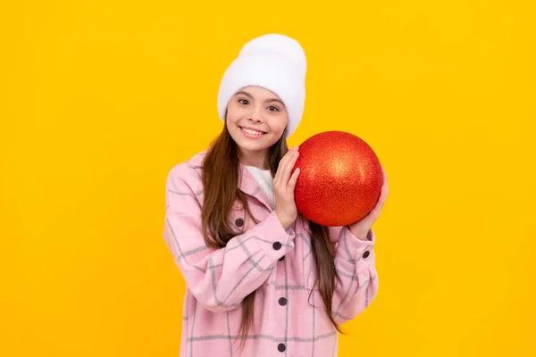 Ευτυχισμένη Έφηβος Κορίτσι Χειμώνα Καπέλο Κρατήσει Χριστούγεννα Διακοσμητική Μπάλα Κίτρινο — Φωτογραφία Αρχείου