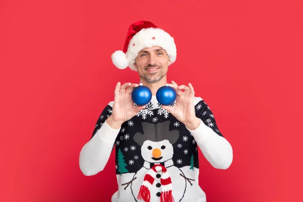 Hombre Jersey Navidad Sombrero Santa Sobre Fondo Rojo Santa Con —  Fotos de Stock