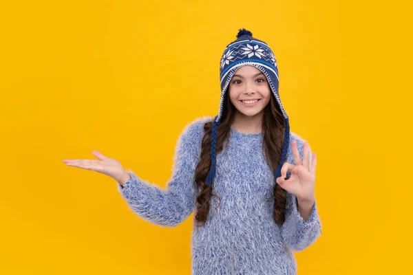 Menina Adolescente Moderna Usando Suéter Chapéu Malha Fundo Amarelo Isolado — Fotografia de Stock
