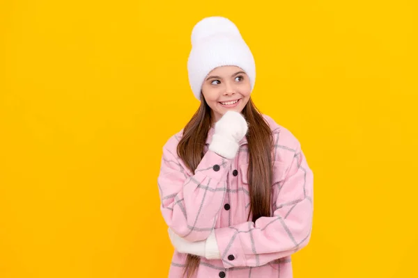 Vrouwelijk Modemodel Gele Achtergrond Tienermeisje Wanten Portret Van Een Kind — Stockfoto