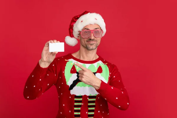 Santa Man Drží Kreditku Pohledný Muž Party Brýle Zimním Svetru — Stock fotografie