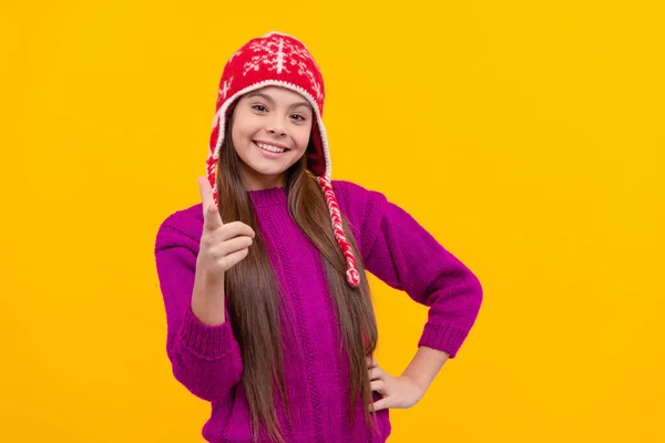 穿针织物的少女 表达积极的情感 大拇指抬起来戴着耳垂帽的快乐孩子 小孩穿着黄色背景的保暖衣服 儿童冬季时尚与美 — 图库照片