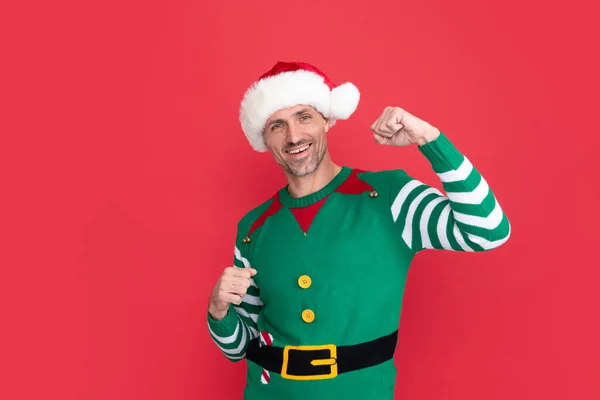 Счастливый Человек Костюме Эльфа Парень Шляпе Санта Клауса Красном Фоне — стоковое фото