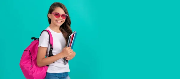 Boldog Tini Lány Hátizsákkal Napszemüveges Másolattal Készen Áll Tanulásra Iskolában — Stock Fotó