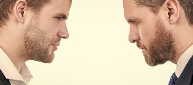 İnsan yüzü portresi, fotokopi alanı olan pankart. İki işadamı iş anlaşmazlığında birbirlerine bakıyorlar, yanlış anlaşılma.