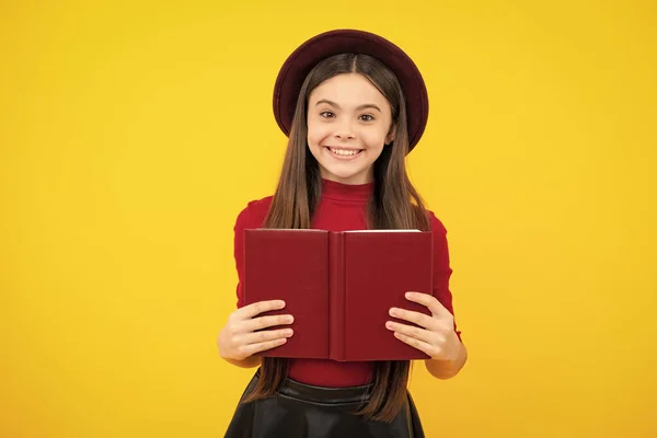 Счастливый Подростковый Портрет Ученица Подросток Держит Книги Блокноты Изолированные Желтом — стоковое фото