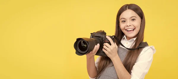 Happy Teen Girl Photographer Use Digital Photo Camera Photographing Child — Stockfoto