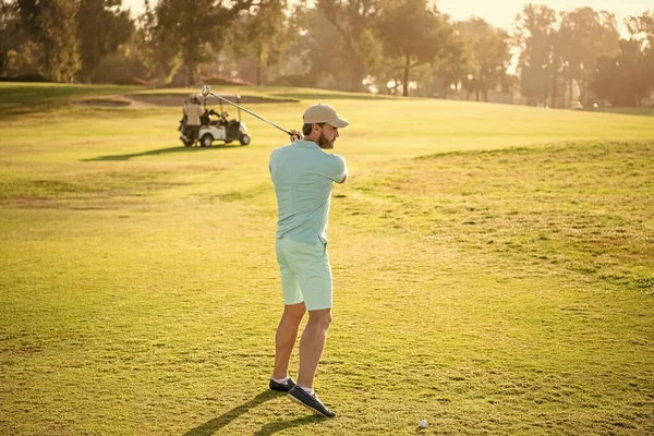 Jugador Golf Masculino Campo Soleado Profesional Con Hierba Verde Hobby — Foto de Stock