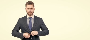 İnsan yüzü portresi, kopyalama alanı olan pankart, beyaz üzerine izole edilmiş.