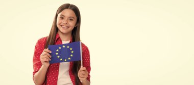 Schengen ülkeleri. Turistik vize. Çocuk için yurt dışında eğitim. Çocuk yurtdışında beyaz eğitimi alıyor. Öğrenci portresi, stüdyo afişi. Öğrenci yüzü, kopyalama alanı