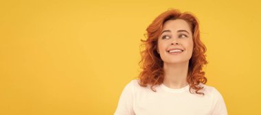 Aşk hediyesi. Aşk hediyeli mutlu kızıl saçlı kadın. Tatlım. Sevgililer günü indirimi. İzole edilmiş yüz portresi, kopyalama alanı olan pankart