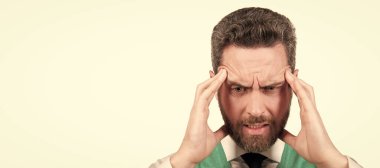 İnsan yüzü portresi, fotokopi alanı olan pankart. beyaz iş adamlarına acı çektirmek. Bıyıklı stresli adamın başı ağrıyor.