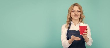 Al şunu. İçeceklerinizi alın. Neşeli kız çay içiyor. Plastik bardaklı önlüklü kadın. İzole edilmiş yüz portresi, taklit alanı olan pankart