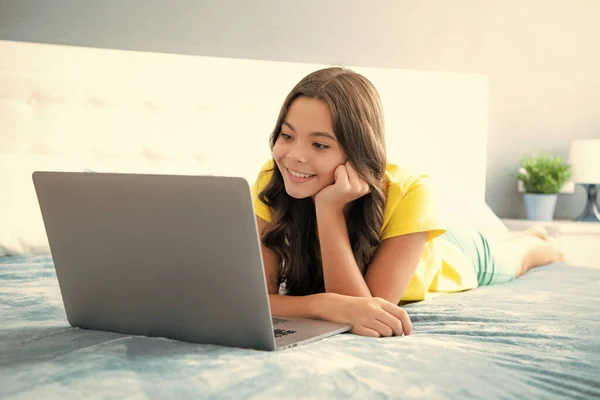 Tini Iskolás Lány Tanul Otthon Ágyban Laptop — Stock Fotó