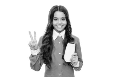 Barış. Mutlu çocuk duş jeli kullanıyor. Gençler için kozmetik ürünler sunuyorum. Genç kız şampuan şişesi kullanıyor. Saç kremi olan çocuk beyaza izole edilmiş. Uzun kıvırcık saçlı. Günlük alışkanlıklar ve kişisel bakım.