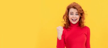 İzole edilmiş yüz portresi, fotokopi alanı olan pankart. Mutlu başarılı kadın zaferi ve başarıyı kutluyor. Mutluluğu hisset, olumlu duyguları.