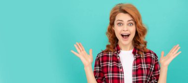 İzole edilmiş bir yüz portresi, kopyalanmış bir afiş. Gülümseyen genç kızın güzel görünüşü. Kızıl saçlı kadın. Mutlu kızıl saçlı kadın gündelik tarzda