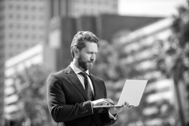 Sosyal ağ ve web günlüğü. İş bilgisayarı iletişimi. Modern teknoloji. İnternet erişimi. e-postayı kontrol et Serbest çalışan adam blogu çevrimiçi. ciddi iş adamı dizüstü bilgisayarını blog yazmak için kullanıyor.