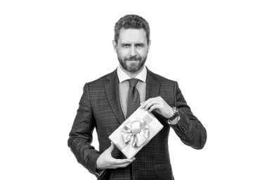 Kadınlar günü için hediye. Başarılı CEO hediye kutusunu tutuyor. Yakışıklı adam romantik bir randevu için hazırlan. Ticari ödülü olan mutlu bir adam. Selamlama vesilesi. İş adamı hediye kutusu gösteriyor. kurumsal hediye.