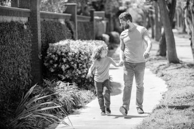 Ebeveyn küçük çocukla rahatlar. Baba ve çocuk yaz günü. Ebeveynlik ve babalık. Babalar günü. Mutlu baba ve oğul parkta iyi eğlenceler. Aile değeri. çocukluk ve ebeveynlik.