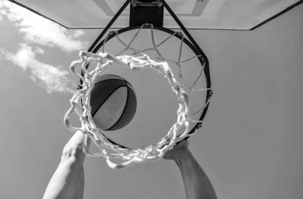 Ballon Basket Volant Travers Panier Dans Les Mains Des Joueurs — Photo