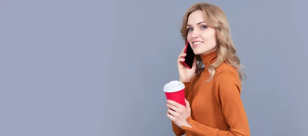 女人在讲电话拿杯子 移动通信 任何地方的流动咖啡或浓缩咖啡 女人像 带有复制空间的孤立头条旗 — 图库照片