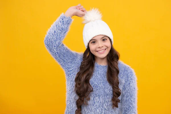 Dziewczyna Zimowych Ubraniach Ciepłym Kapeluszu Wakacje Zimowe Modelka Dziecięca Szczęśliwa — Zdjęcie stockowe