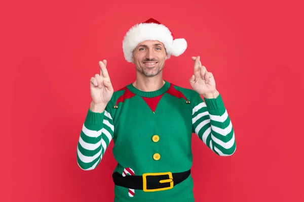 Szczęśliwy Człowiek Kostiumie Elfa Facet Kapeluszu Świętego Mikołaja Czerwonym Tle — Zdjęcie stockowe