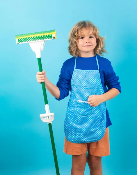 Criança Fazer Trabalhos Domésticos Retrato Limpeza Infantil Crescimento Conceito Desenvolvimento — Fotografia de Stock