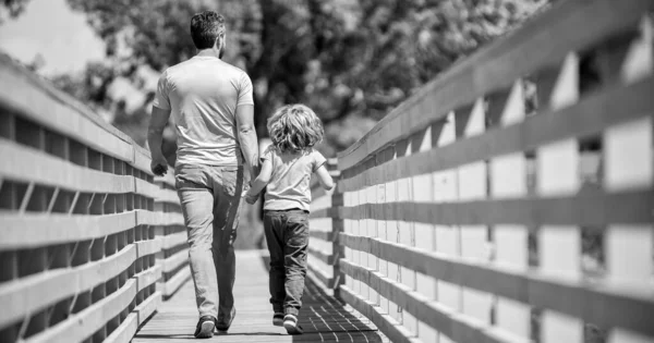 Ouderschap Vaderschap Vaderdag Gelukkige Vader Zoon Wandelen Buiten Achteraanzicht Gezinswaarde — Stockfoto