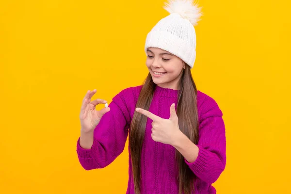 Ευτυχισμένος Έφηβος Κορίτσι Φορούν Καπέλο Δείχνοντας Δάχτυλο Πολυβιταμίνες Ιατρική — Φωτογραφία Αρχείου