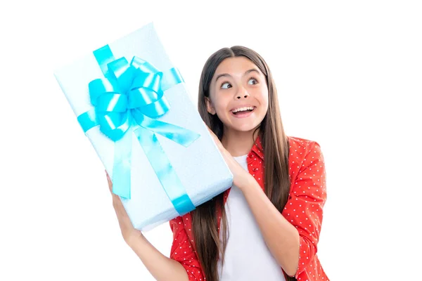 感情的なティーンエイジャーの子供は誕生日に贈り物を保持します 幸せな新年やクリスマスを祝うギフトボックスを保持面白い子供の女の子 感情的な驚きの肖像画若いです女の子 — ストック写真