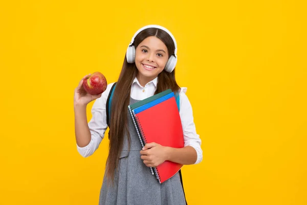 Młoda Amerykańska Dziewczyna Nastolatka Słuchawkami Książkami Odizolowana Żółtym Tle Studio — Zdjęcie stockowe
