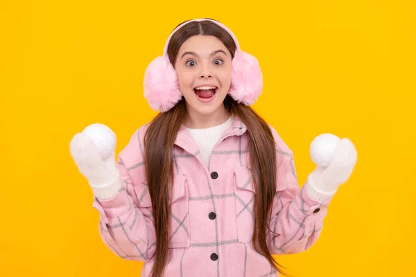 Σοκαρισμένη Έφηβος Κορίτσι Γούνα Ωτοασπίδες Παίζει Χιονόμπαλες Κίτρινο Φόντο Χειμώνα — Φωτογραφία Αρχείου