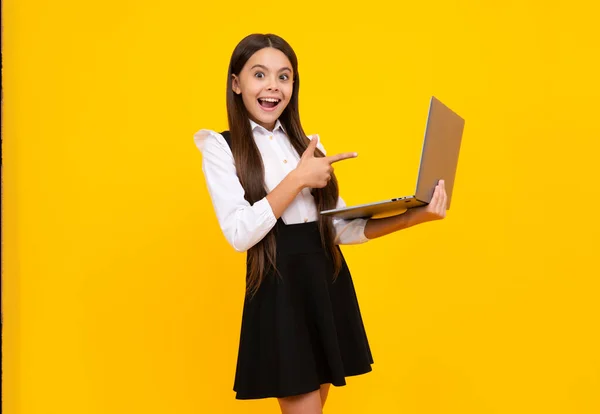 Wracam Szkoły Nastolatka Laptopem Niesamowita Nastolatka Podekscytowany Wyraz Twarzy Wesoły — Zdjęcie stockowe