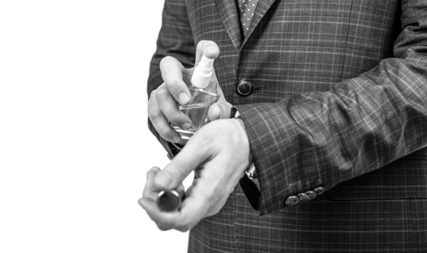 Profesjonalny Człowiek Garniturze Przycięty Widok Spray Perfum Ciecz Nadgarstka Izolowane — Zdjęcie stockowe