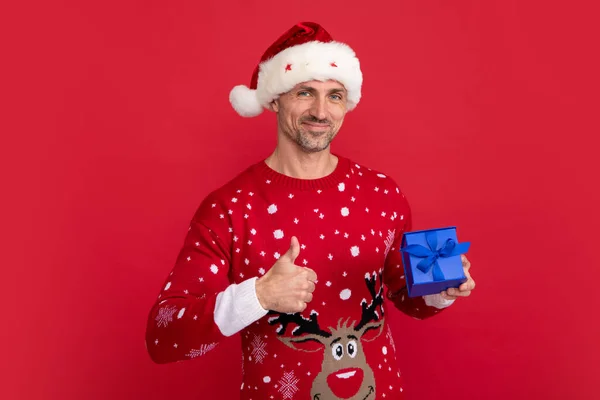 サンタとギフトボックス ポートレートのクリスマスサンタ男上の赤いスタジオの背景 — ストック写真