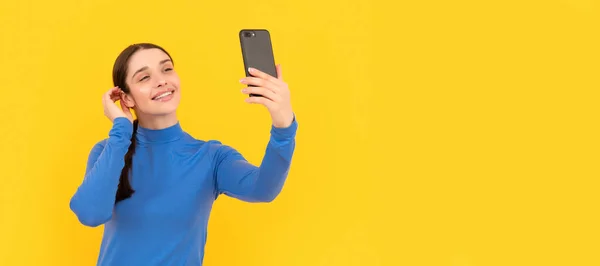 女性独立人脸肖像 横幅与复制空间 快乐的女士在手机 视频上自拍 — 图库照片
