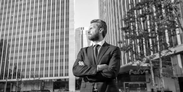 사무실 기업가 남성의 면도를 프로잖아요 사업가 사업의 사무적 양복을 — 스톡 사진