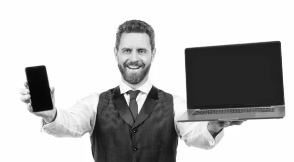 Glücklicher Mann Präsentiert Laptop Und Smartphone Isoliert Auf Weißem Hintergrund — Stockfoto