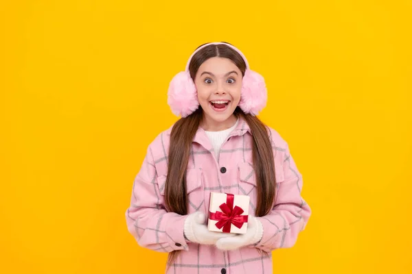 Σοκαρισμένο Χαρούμενο Παιδί Χειμωνιάτικες Ωτοασπίδες Κουτί Έφηβος Κορίτσι Γάντια Κρατήσει — Φωτογραφία Αρχείου