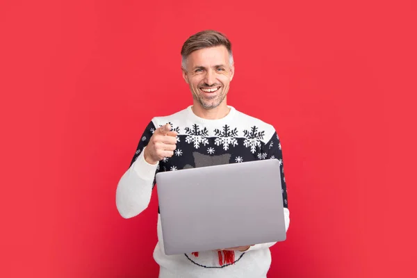 Mężczyzna Świątecznym Swetrze Ferie Zimowe Tło Świąteczne Człowiek Laptopem — Zdjęcie stockowe