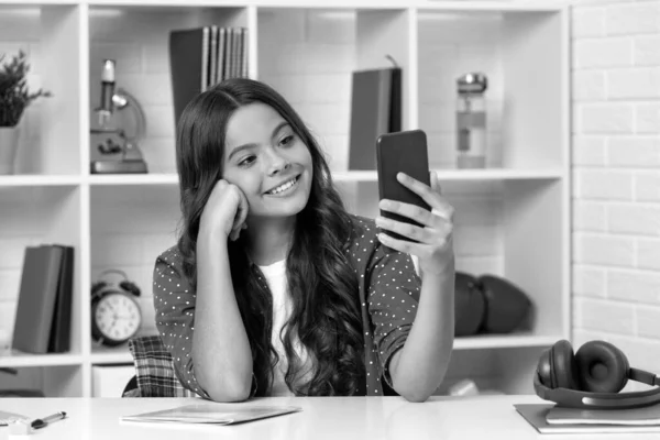 Gelukkig Kind Krullend Haar Maken Selfie Telefoon Klas Vlogging — Stockfoto
