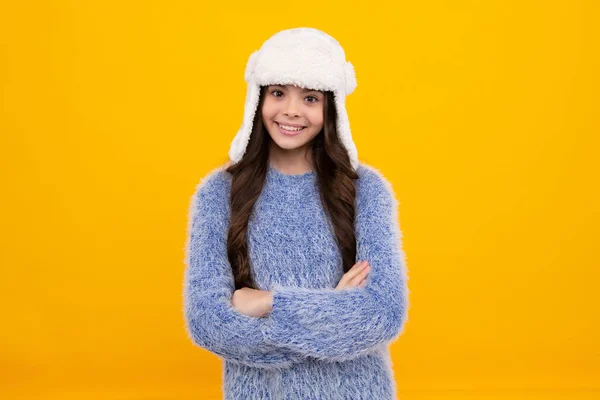 Красивая Девушка Подросток Зимней Шляпе Тёплом Свитере Ребенок Желтом Изолированном — стоковое фото
