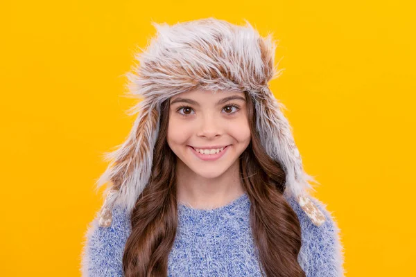 Boldog Tini Lány Viselni Fülvédő Kalap Sárga Háttér Téli Ruházat — Stock Fotó