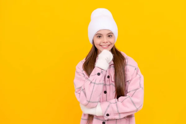 Menina Adolescente Alegre Inverno Mitenes Chapéu Fundo Amarelo Com Espaço — Fotografia de Stock
