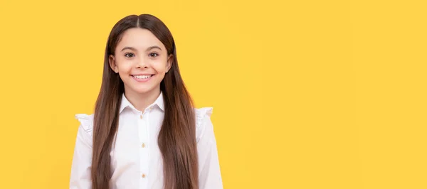 Uśmiechnięta Nastolatka Szkolnym Mundurze Żółtym Tle Emocje Twarz Dziecka Plakat — Zdjęcie stockowe