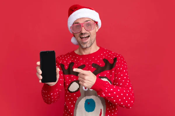 Hombre Sorprendido Suéter Sombrero Santa Claus Chico Navidad Señalando Dedo —  Fotos de Stock